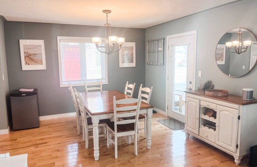 Turkey Point Cottage | Spacious 3 bedroom cottage, sleeps 10, 4 mins to beach, 6 person sauna