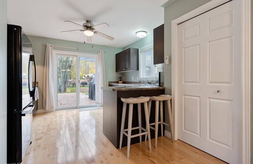 Turkey Point Cottage | Spacious 3 bedroom cottage, sleeps 10, 4 mins to beach, 6 person sauna