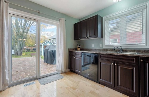 Turkey Point Cottage | Spacious 3 bedroom cottage, sleeps 10, 4 mins to beach, 6 person sauna