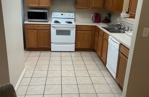 North by Northwest Apartment | Spacious 3-bedroom Duplex in pleasant Lubbock with AC, WiFi Close to University