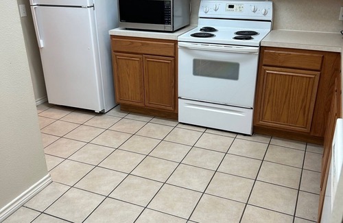 North by Northwest Apartment | Spacious 3-bedroom Duplex in pleasant Lubbock with AC, WiFi Close to University