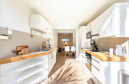 Hammersmith Broadway Apartment | Spacious 3-Bedroom Garden Apartment in Charming Brackenbury Village, London