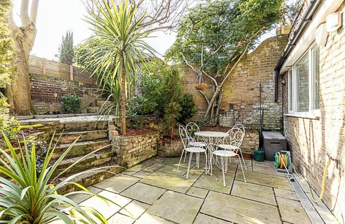 Hammersmith Broadway Apartment | Spacious 3-Bedroom Garden Apartment in Charming Brackenbury Village, London