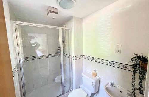 Atlantic Wharf Apartment | Spacious 3-Bedroom Ground Floor Flat with Free Parking in Central Location