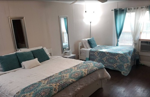 Kilgore House | Spacious 3 bedroom home located less than a mile from Kilgore hotspots!