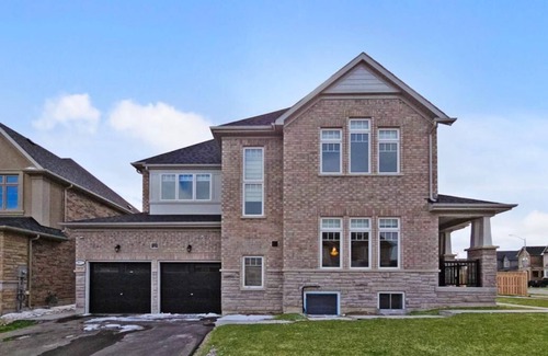 Alcona House | Spacious 3-bedroom house in lovely Innisfil