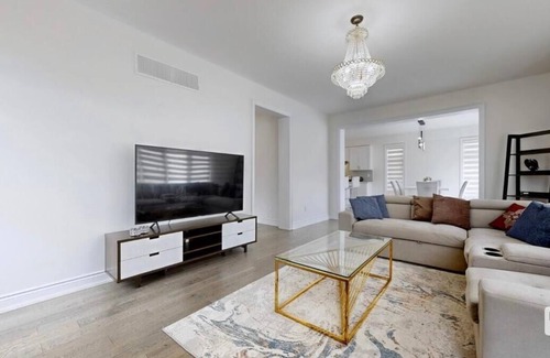 Alcona House | Spacious 3-bedroom house in lovely Innisfil