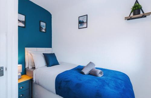 Droylsden House | Spacious 3 Bedroom House close to Etihad