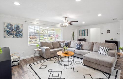 Clearwater House | Spacious 3 Bedroom House 15 mins from Clearwater Beach!