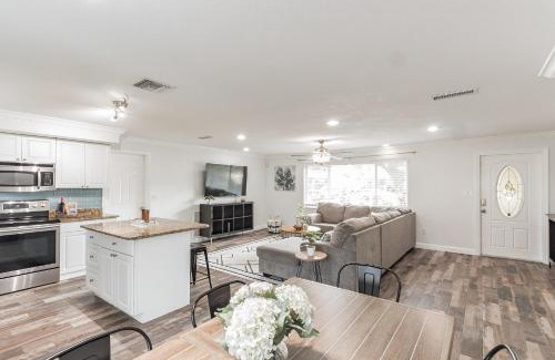 Clearwater House | Spacious 3 Bedroom House 15 mins from Clearwater Beach!