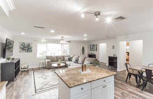 Clearwater House | Spacious 3 Bedroom House 15 mins from Clearwater Beach!