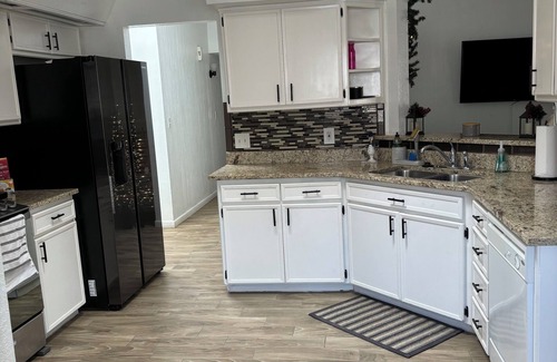 Biggs Field House | Spacious 3-bedroom house with WiFi and AC