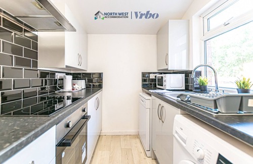 Wigan House | Spacious 3-Bedroom House in Ince, Wigan | Free Parking&Wifi | Long Stays Welcome