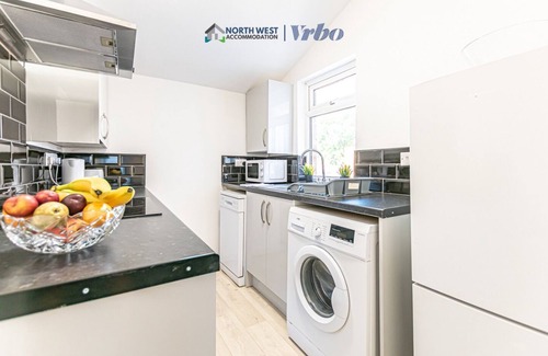 Wigan House | Spacious 3-Bedroom House in Ince, Wigan | Free Parking&Wifi | Long Stays Welcome