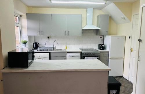 Tea Green Apartment | Spacious 3 Bedroom house in Luton with free on-street parking, Close to Airport and Town Centre