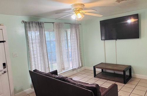 North Lamar House | Spacious 3-bedroom house in brilliant Austin /The Domain & Q2 Stadium/