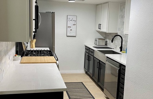 Riverside House | Spacious 3-bedroom house in central Austin for mid-term rental