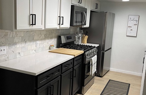 Riverside House | Spacious 3-bedroom house in central Austin for mid-term rental