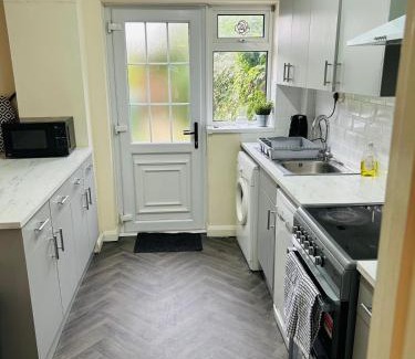 Tea Green Apartment | Spacious 3 Bedroom house with free on-street parking, Close to Airport and Town Centre