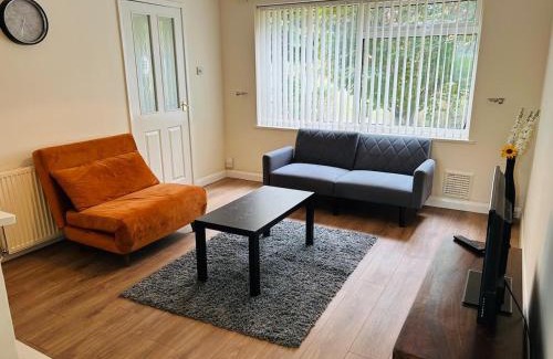 Tea Green Apartment | Spacious 3 Bedroom house with free on-street parking, Close to Airport and Town Centre