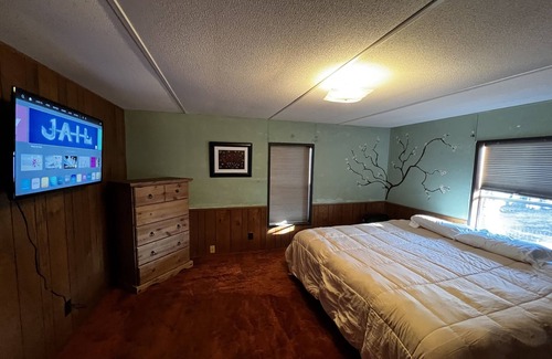 Hoyt Cabin | Spacious 3 bedroom lake view home just minutes from the beach!