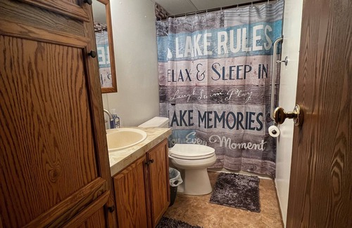Hoyt Cabin | Spacious 3 bedroom lake view home just minutes from the beach!
