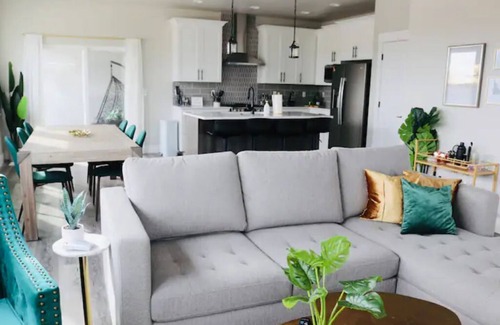 Nampa House | Spacious 3 Bedroom Luxury Airbnb in Heart of Nampa