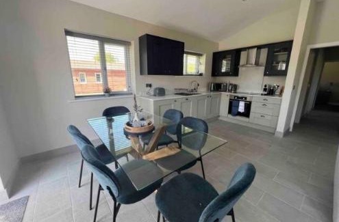 Snarestone Apartment | Spacious 3 Bedroom Sandstone Lodge