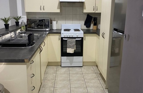 Liverpool House | Spacious 3 bedroom townhouse with AC and lock up garage