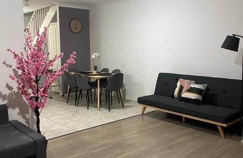 Liverpool House | Spacious 3 bedroom townhouse with AC and lock up garage