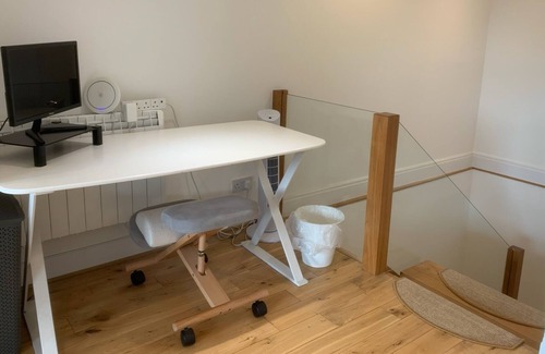 Victoria House | Spacious 3-Bedroom Townhouse with Free Parking in Exclusive Hackney Mews