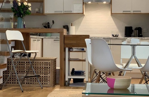 Victoria House | Spacious 3-Bedroom Townhouse with Free Parking in Exclusive Hackney Mews