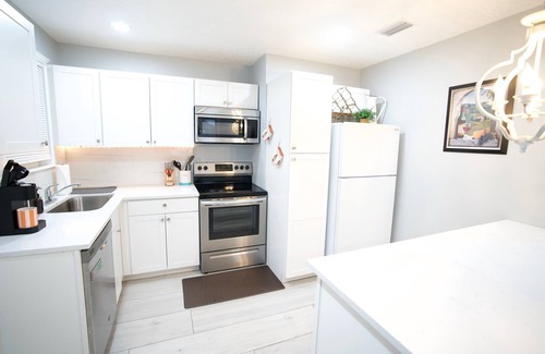 Lakeshore South House | Spacious 3 Bedroom Home w/Screened In Outdoor Patio
