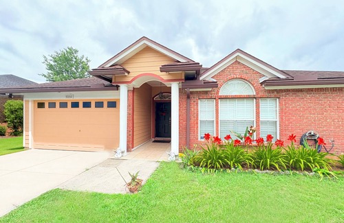 Southside House | Spacious 3-Bedroom Home in Tranquil Jacksonville – Sleeps 10 Comfortably.