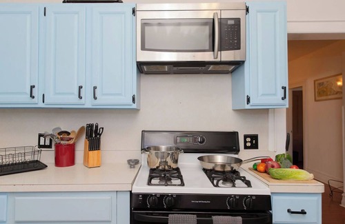 Jersey City Apartment | Spacious 3-Bedroom Victorian Apt w/Sauna, Free Parking, Close To Trains to NYC!