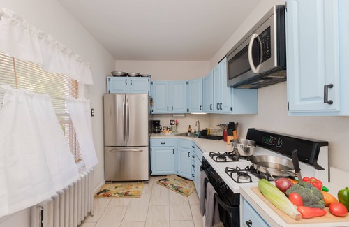 Jersey City Apartment | Spacious 3-Bedroom Victorian Apt w/Sauna, Free Parking, Close To Trains to NYC!