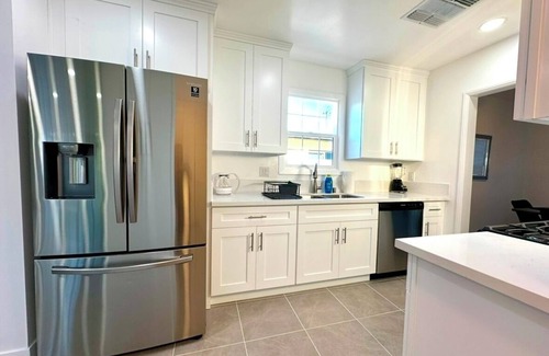 Tarzana House | Spacious 3-Bedroom + Bonus Room – Sleeps 8 – Prime Tarzana Location