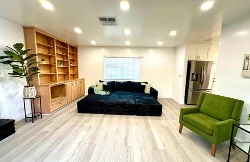 Tarzana House | Spacious 3-Bedroom + Bonus Room – Sleeps 8 – Prime Tarzana Location