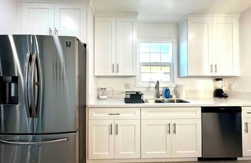 Tarzana House | Spacious 3-Bedroom + Bonus Room – Sleeps 8 – Prime Tarzana Location