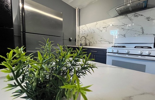 Spruce Hill Apartment | Spacious 3-bedroom apartment with WiFi, AC in marvelous Philadelphia