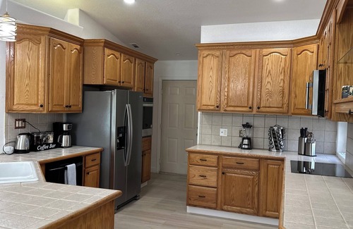 Yreka House | Spacious 3-bedroom vacation home with balcony, office and central air and heat.