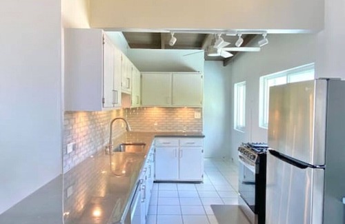 Flag Hill House | Spacious 3-bedroom Walking Distance to Two Beaches