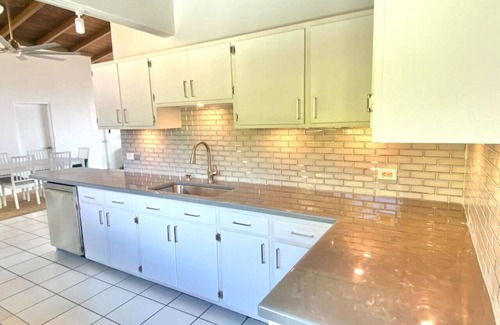 Flag Hill House | Spacious 3-bedroom Walking Distance to Two Beaches