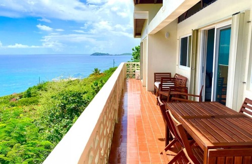 Flag Hill House | Spacious 3-bedroom Walking Distance to Two Beaches