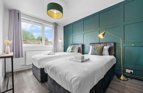 Shadwell Apartment | Spacious 3 bedroom Whitechapel Apartment with Garden by Gold Stays