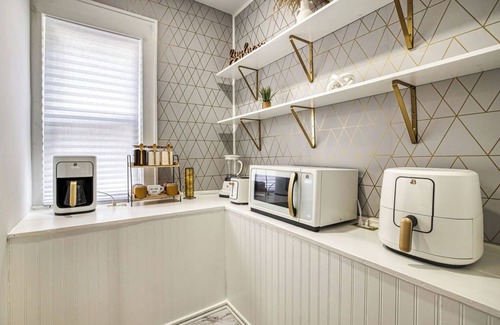Southside Apartment | Spacious 3-bedroom with AC and WiFi in charming Syracuse