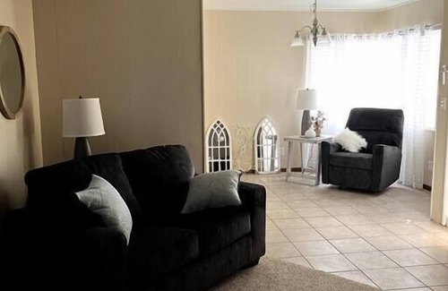 Hanford House | Spacious 3-Bedroom with fast internet and 65" TV
