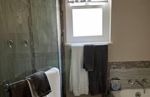 Hanford House | Spacious 3-Bedroom with fast internet and 65" TV