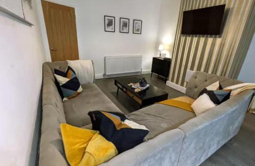St Helens House | Spacious 3 beds Bungalow in St Helens, Free Parking, 1min to Carr Mill Dam
