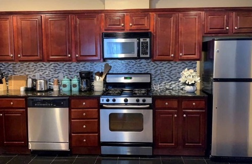 North Bergen Condo | Spacious 3 BR Apartment - NYC Skyline Views Nearby